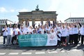 Die Läufergruppe ist am Brandenburger Tor angekommen und zeigt auch dort ihren Wunsch nach Special Olympics Weltspielen 2023 in Deutschland. (Foto: SOD/Juri Reetz)