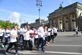 Die Läufergruppe passiert das Brandenburger Tor. (Foto: SOD/Juri Reetz)