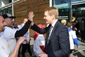Abklatschen mit den Athleten - Ministerpräsident Daniel Günther begrüßt die Läuferinnen und Läufer. (Foto: SOD/Juri Reetz)