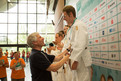 Judo: Athlet Andreas Gramsch bei der Siegerehrung mit Joachim Kesting, Vorsitzender Special Olympics Bayern. (Foto: SOD/Jo Henker)