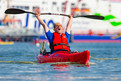Jan Eichler, Wassersport PCK Schwedt e.V., reißt im Ziel jubelnd das Paddel in die Luft und schreit laut vor Freude. (Foto: SOD/Sascha Klahn)