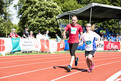 Leichtathletik: Jenny Dabelstein, St.-Nikolaus-Schule Marktheidenfeld, mit ihrem Helfer beim 1.500m Lauf. (Foto: SOD/Stefan Holtzem)