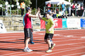 Leichtathletik, 1.500m: Jürgen Klam (Sportclub Wohnstättenwerk Neukölln e.V.) klatscht sich nach seinem 1.500m Lauf mit dem Helfer Mats Birger ab. (Foto: SOD/Stefan Holtzem)