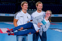 Michaela Harder wird von den beiden THW-Spielern Rune Dahmke und Steffen Weinhold auf Händen getragen. (Foto: SOD/Sascha Klahn)