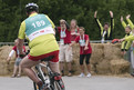Die Helferinnen und Helfer feuern die Athleten beim Radfahren an. (Foto: SOD/Jörg Brüggemann OSTKREUZ)