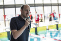 Thomas Lurz, mehrfacher Medailliengewinner bei Weltmeisterschaften und Olympischen Spielen, begrüßt die Schwimmerinnen und Schwimmer im Uni Sportforum der Universität Kiel. (Foto: SOD/Stefan Holtzem)
