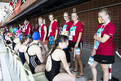 Helfer und Athleten bei der Startaufstellung für die Schwimmwettbewerbe. (Foto: SOD/Stefan Holtzem)