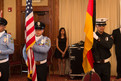 Polizisten aus Monterey Park präsentieren die Flaggen der Vereinigten Staaten von Amerika und von Deutschland.  (Foto: SOD/Luca Siermann)