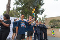 Der amerikanische Athlet Brett Larza und Law Enforcement Officer Steve Hernandez mit der "Flamme der Hoffnung". (Foto: SOD/Luca Siermann)