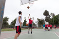 Ein kleines Kräftemessen der Basketballer mit den Helfern des Host Town Programmes. (Foto: SOD/Luca Siermann)