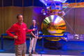 Leichtathlet Christian Weißenberger erläutert die Besonderheiten der Raumsonde Voyager beim Besuch des Jet Propulsion Laboratorys der NASA. (Foto: SOD/Luca Siermann)