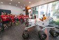 Die deutsche Delegation bestaunt den Mars-Rover "Curiosity" während des Besuchs des Jet Propulsion Laboratorys der NASA. (Foto: SOD/Luca Siermann)
