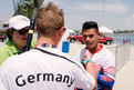 Glückwünsche werden ausgetauscht zwischen Team Germany und Team Costa Rica. (Foto: SOD/Jörg Brüggemann (OSTKREUZ)