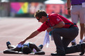 Ein Helfer kümmert sich um den erschöpften 5000m Läufer. (Foto: SOD/Luca Siermann)