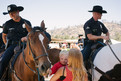 Die Pferde der Polizei-Reiterstaffel haben einen ganz großen Fan. (Foto: SOD/Jörg Brüggemann (OSTKREUZ)
