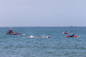 Während des Wettbewerbs sind immer Rettungsschwimmer in der Nähe der Schwimmer. (Foto: SOD/Luca Siermann)