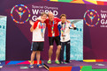 Benjamin Weese (Mitte) freut sich mit Gleb Diachenko aus Russland (links) und Yusei Sato aus Japan (rechts) über ihre Medaillen im 25 m Rücken. (Foto: SOD/Luca Siermann)