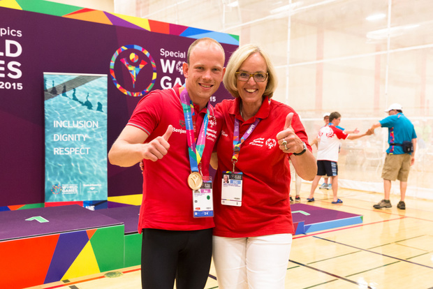 Gemeinsame Freude über Gold bei den Weltspielen 2015 in Athen: Christiane Krajewski mit Schwimmer Benjamin Weese. Foto: SOD/Luca Siermann