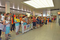 Familien warten gespannt auf ihre Athleten am Terminal 2. (Foto: SO Bayern)