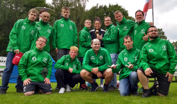 Die MSV Moers Caritas Kickers mit Celia Sasic, die beim Turnier in Tilburg den Fair Play Pokal an das Team überreichte. Foto: Dirk Ströter