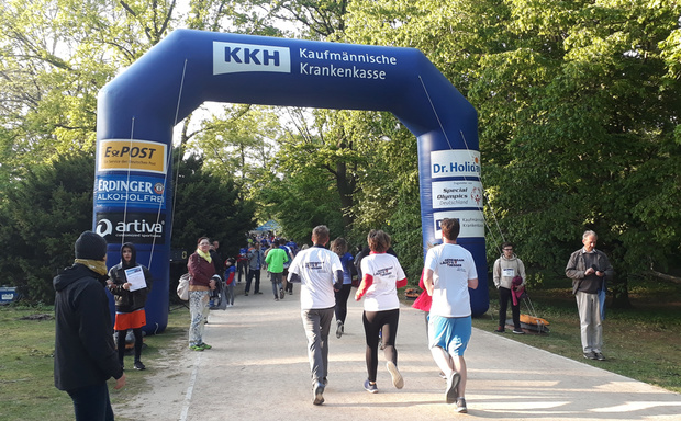 Zieleinlauf nach 6,9 Kilometern - Hunderte waren mit Freude beim KKH-Lauf in Berlin dabei. 