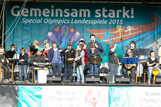 Die "Schule für Musik" aus Paderborn begrüßte das Publikum mit einem selbstverfassten Song. (Foto: SO NRW/Thorsten Hennig)