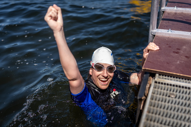 Freiwasserschwimmen Damen: Patrizia Endres freut sich über ihre Leistung, Foto: LOC/ Tilo Wiedensohler