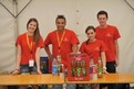 Helfer bei der Getränkeausgabe in Passau 2013 (Bild: Stadt Passau)
