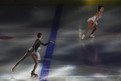 Olympiasiegerin Michelle Kwan lief gemeinsam mit der südkoreanischen Eiskunstläuferin Yuna Kim bei der Abschlussfeier. Foto: Luca Siermann