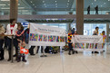 Die deutsche Delegation wird am Flughafen von Schülern der deutschen Schule in Seoul empfangen. Foto: Luca Siermann