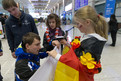 Unsere Athletinnen und Athleten sind gefragt - Autogrammeschreiben bei der Ankunft am Flughafen Seoul. Foto: Luca Siermann
