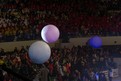 Riesengroße Bälle wanderten durch das Publikum. Foto: Luca Siermann