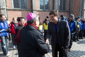 Timothy Shriver, Präsident Special Olympics International, begrüßt den Bischof von Seoul. Foto: Luca Siermann