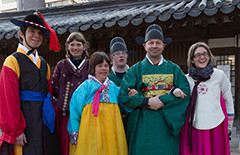 Unsere Athletinnen und Athleten können beim Host Town Programm der Weltwinterspiele 2013 in PyeongChang traditionelle Kostüme anprobieren. (Foto: Luca Siermann)