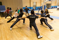 Die Eiskunstläufer trainierten in der Sporthalle Beweglichkeit und Koordination. Foto: Luca Siermann