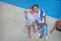 Lea und Mama Milius glücklich im Schwimmbad