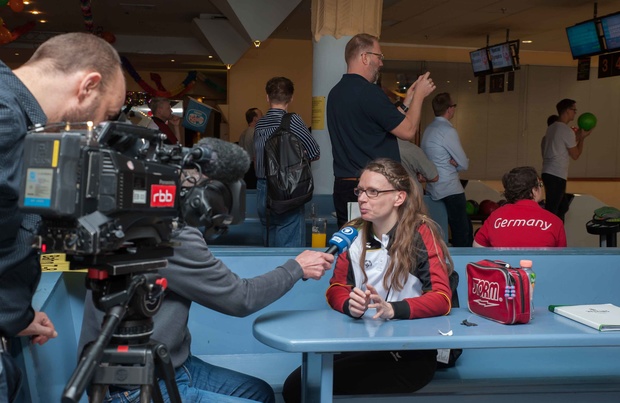 Die Berliner Bowling Athletin Michaela Geißler beim Interview mit dem rbb Fernsehen. Foto: Uwe Ranneberg