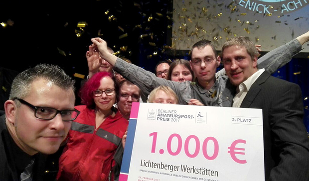 Große Freude bei den Fußballern der LWB-Lichtenberger Werkstätten. Sie gewannen bei der Night of Sports den 2. Platz beim Berliner Amateursportpreis. (Foto: SOBB)