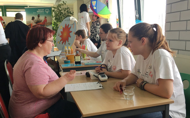 Petra Körn lässt sich von Helferinnen der Beruflichen Schule für Sozialwesen Pankow zum Thema Blutdruck beraten. (Foto: SOBB)