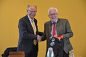 Präsident Erwin Horak (li.) dankt Josef Mederer für sein Engagement als Vizepräsident bei SOBY (Bild: SOBY/Stuhlinger)