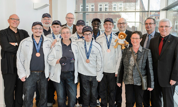 Ihnen galt ihr Engagement: Special Olympics Athletinnen und Athleten mit Uschi und Manfred Albrecht bei einem Empfang 2013. Foto: SOSH