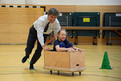 SOI Präsident Timothy Shriver hatte beim Besuch des Grünen Campus Malchow viel Spaß mit den Kids in den rollenden Kisten. Foto: SOD/Juri Reetz