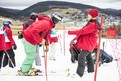 Die Starthelfer Dirk Obermayer und Lina Möller prüfen die Schneequalität. (Foto: SOD/Stefan Holtzem)