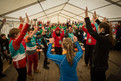 Bei den Siegerehrungen im Skilanglauf tanzt das ganze Zelt. (Foto: SOD/Jo Henker)