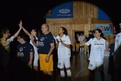 Die Basketballer Handicap-Integrativ Abteilung des SB/DJK Rosenheim beim gemeinsamen Einlauf mit den Damen des TSV Wasserburg beim Eurocup Match.(Foto:Wolfgang Tschentscher)