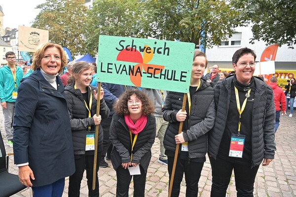 Ministerpräsidentin von Rheinland-Pfalz, Marie-Luise Dreyer, mit Schüler*innen der Levana-Schule in Schweich bei der Eröffnungsfeier der Landesspiele von SORLP, Foto: SORLP