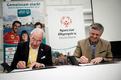 SOD-Präsident Gernot Mittler und der 1. Bürgermeister der Gemeinde Inzell, Johann Egger, unterschreiben den Vetrag für die Special Olympics Inzell 2015. (Foto: SOD/Andreas Endermann)