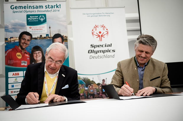 SOD-Präsident Gernot Mittler und der 1. Bürgermeister der Gemeinde Inzell, Johann Egger, unterschreiben den Vetrag für die Special Olympics Inzell 2015. (Foto: SOD/Andreas Endermann)