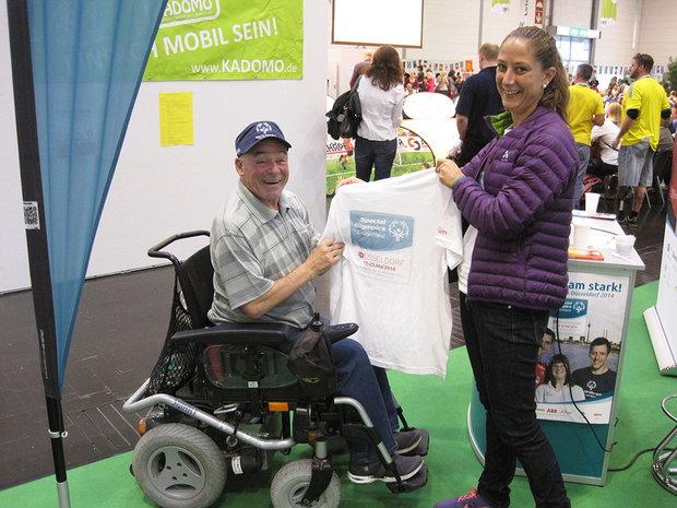 Projektleiterin Isabell Dassdorf überreicht einem glücklichen Gewinner ein Special Olympics Düsseldorf 2014 T-Shirt als Preis. (Foto. SOD)