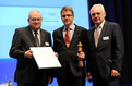 Hans-Peter Krämer (li.) und Walter Schneeloch (re.) überreichen Peter Terwiesch den Preis Pro Ehrenamt und die Urkunde. (Foto: Frank May)